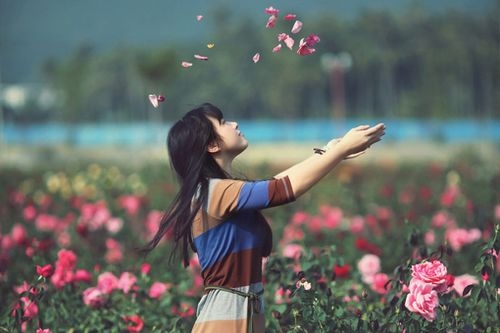 热爱生命的人是幸福的 意境女生图片