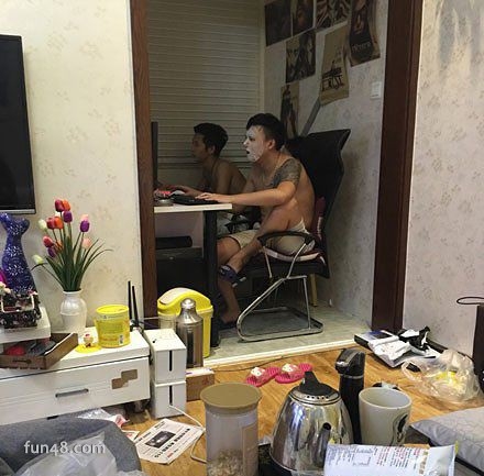 一个注重保养又偏爱游戏的男子