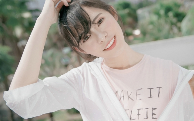夏日小清新少女户外写真电脑壁纸