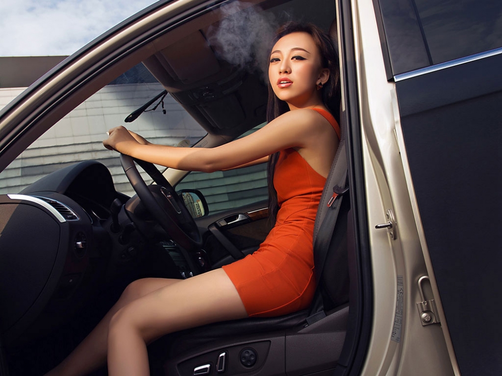 黑色蕾丝嫩模挑逗爱车写真