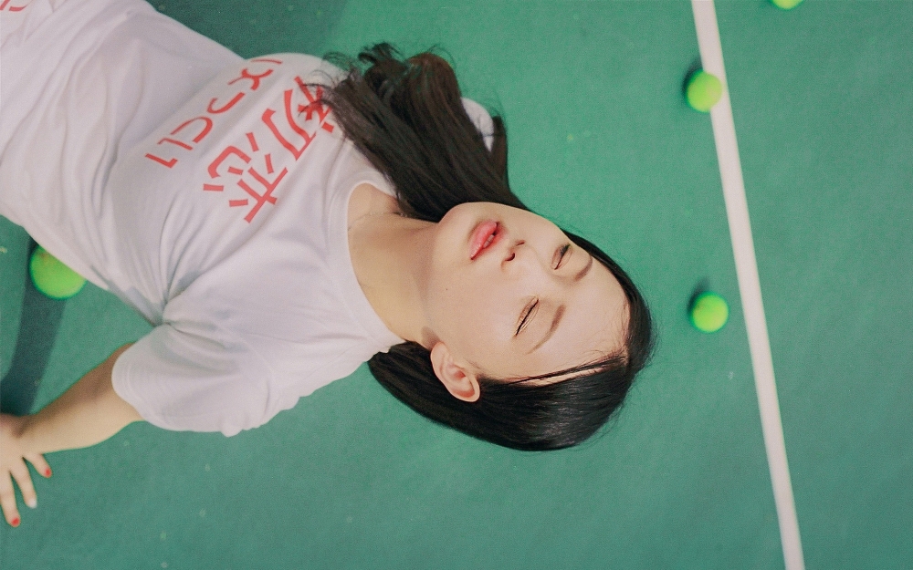 运动系少女网球场胶片风写真电脑高清壁纸