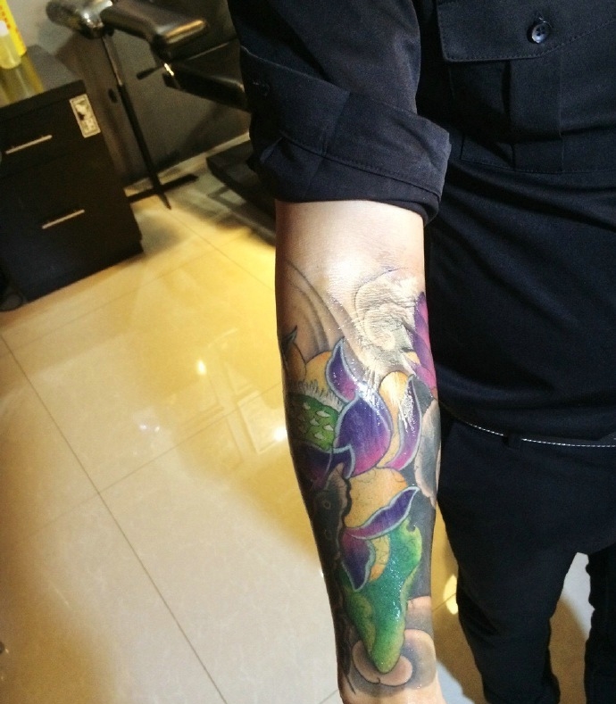 颜色惊艳的花臂莲花纹身图案