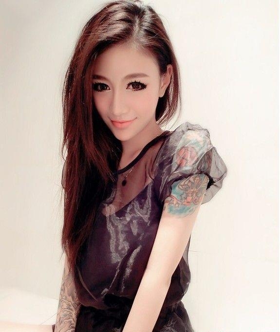 美女独特手臂彩色刺青