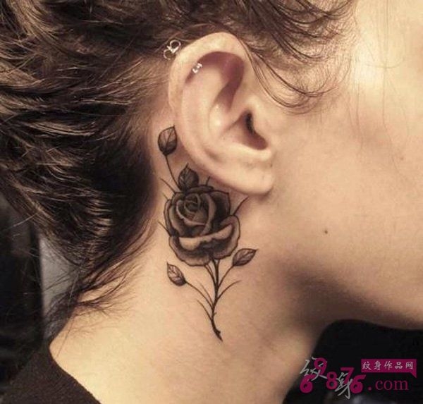女孩脖子漂亮黑色玫瑰花纹身图案