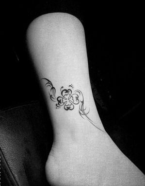 女生喜欢的腿部图腾四叶草藤蔓纹身图案