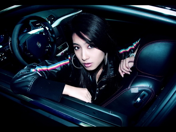 玛莎拉蒂3200GT与美女模特壁纸 1600x1200【10】