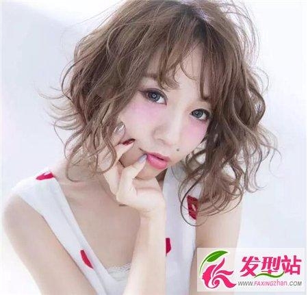 正流行的“美人烫”发型  最新时尚显瘦烫发