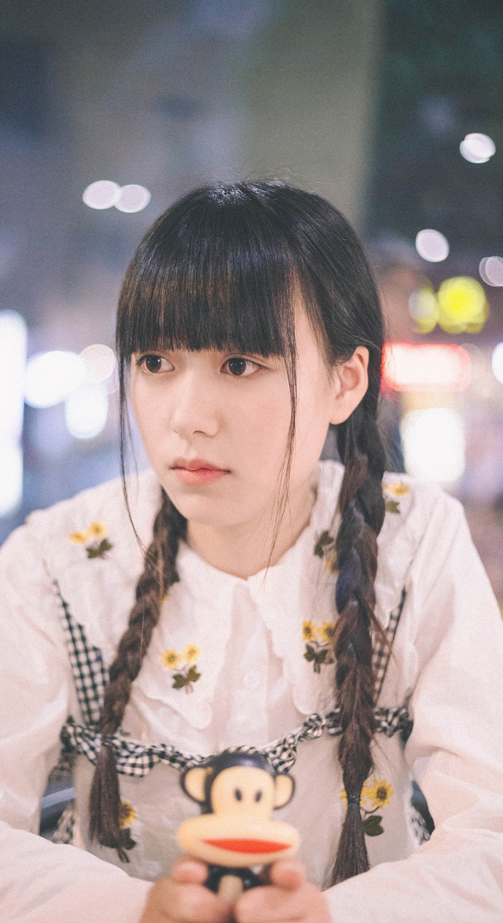 可爱辫子头美少女室内唯美写真iPhone6P手机壁纸下载