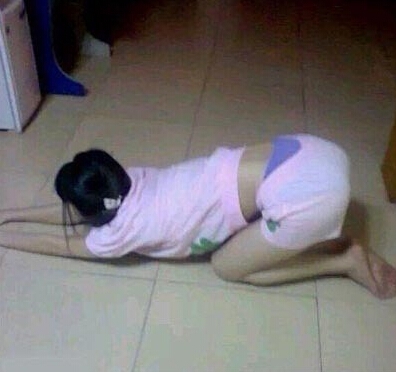 合租的妹子老在客厅这样