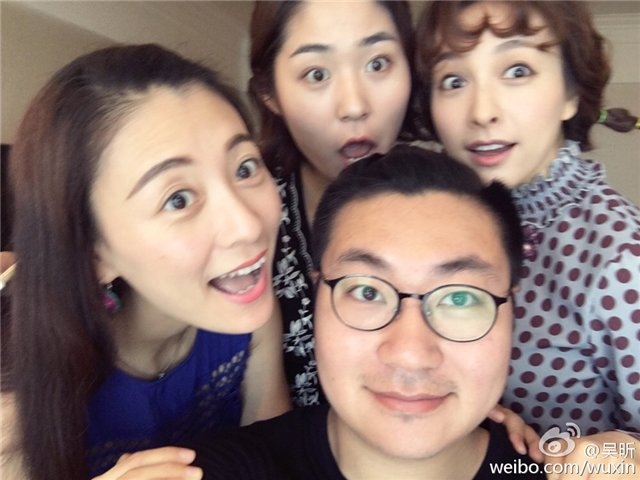 吴昕挑战心形刘海 网友：奶奶装大妈发型