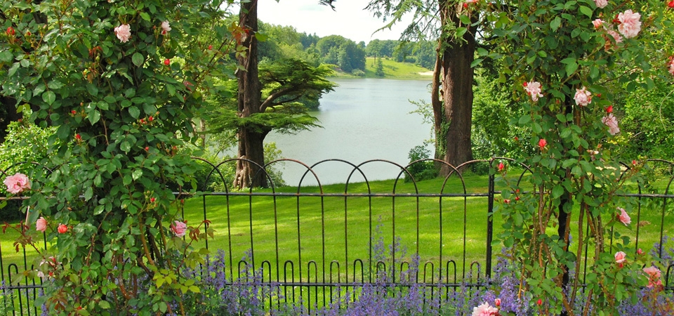 牛津郡花园 树木 玫瑰花 篱笆 绿色草地 自然河流风景桌面壁纸