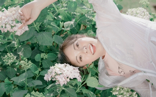 夏日小清新少女户外写真电脑壁纸