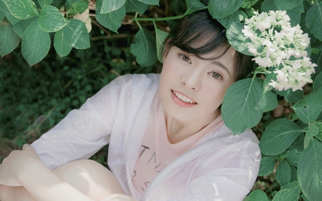 夏日小清新少女户外写真电脑壁纸