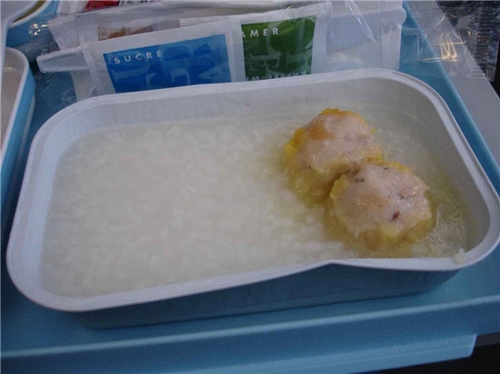 十种最难下咽的飞机餐 你碰到过吗