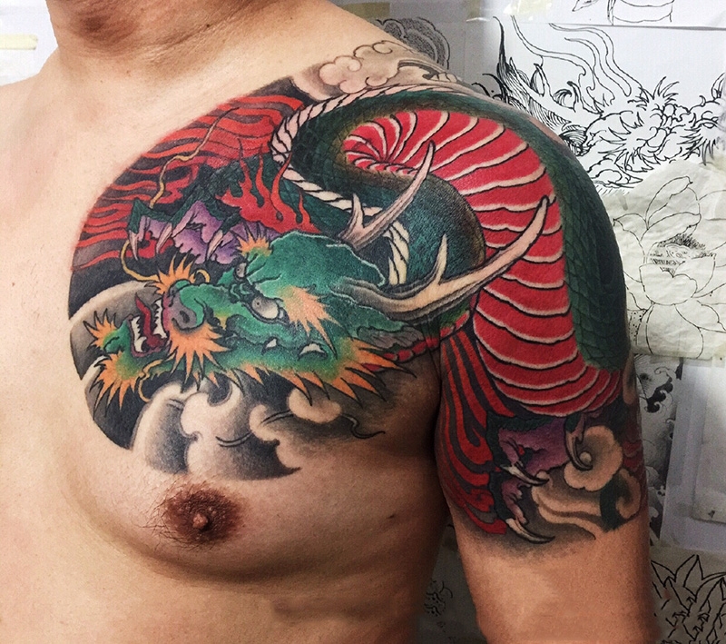 龙行天下，半甲青龙彩绘纹身