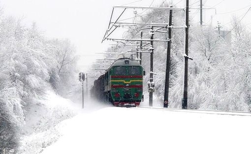 火车驶过白茫茫的大雪中唯美图片