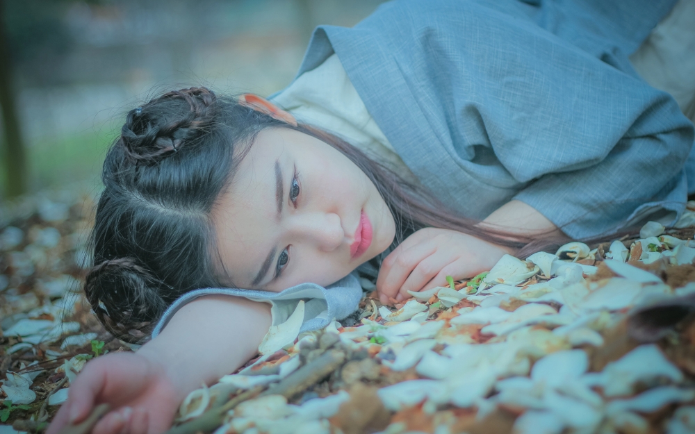深山含笑 小清新汉服美女户外唯美写真电脑高清桌面图片