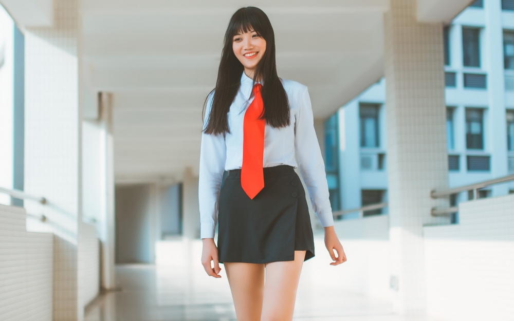 微笑着再见美女毕业照写真桌面壁纸