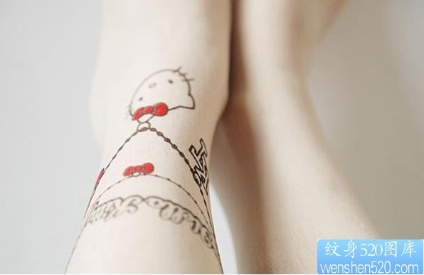 女人脚部脚链纹身图片