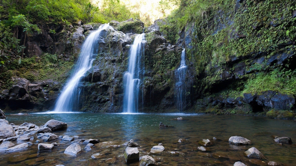 夏威夷海岛山间唯美瀑布桌面壁纸