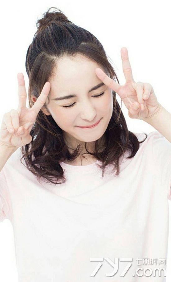 杨幂半扎丸子头图片 非常时髦有范儿