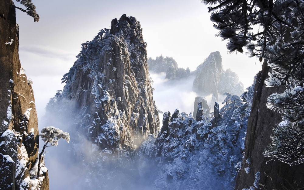 冬季风雪后的黄山高清壁纸