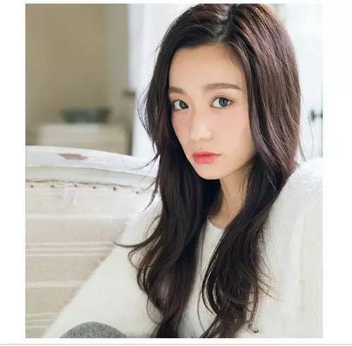 适合方脸妹子的大侧分发型　修脸型显气质