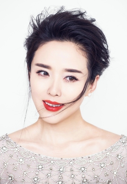 倚栏待月的颜丹晨性感动人写真