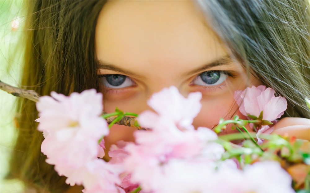 花朵与女孩唯美写真桌面壁纸下载