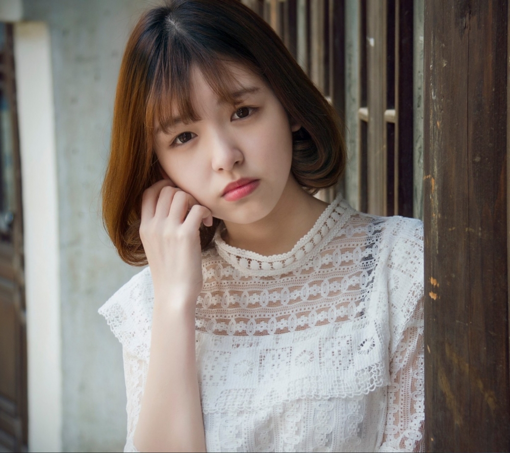 精选唯美清新的长发白衣美女图片手机壁纸第二辑