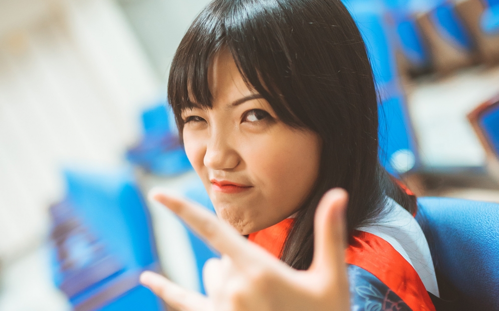 微笑着再见美女毕业照写真桌面壁纸
