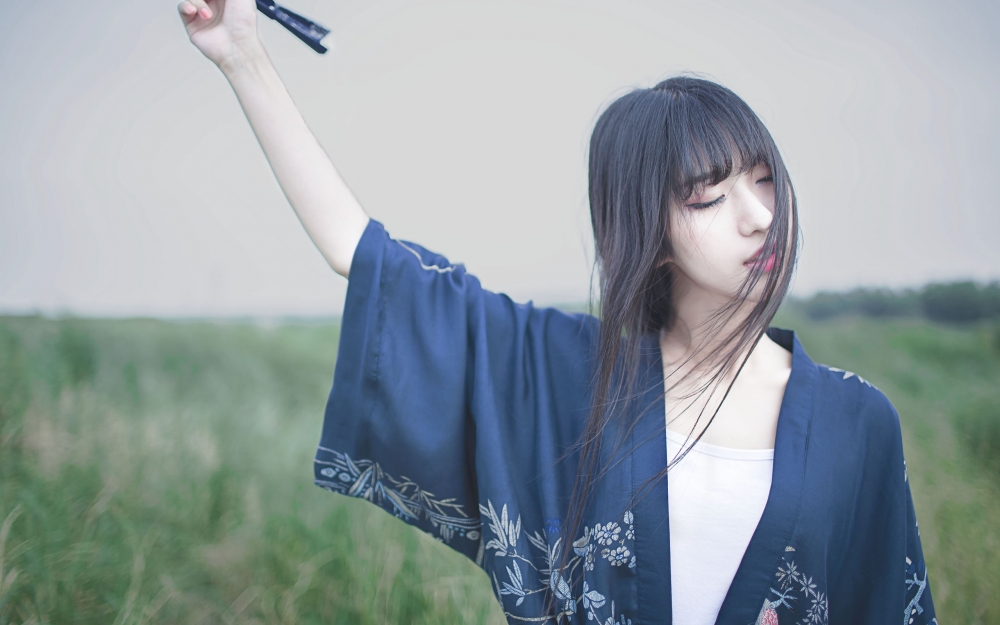和服美女户外清新感伤写真图片壁纸