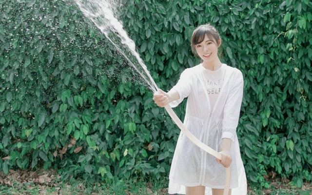 夏日小清新少女户外写真电脑壁纸