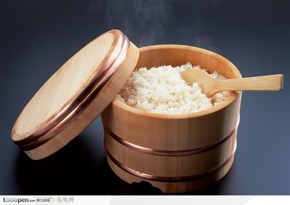 木桶里面蒸熟的白米饭