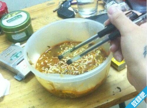 今天忘记带筷子了，先用二支笔凑合着用吧