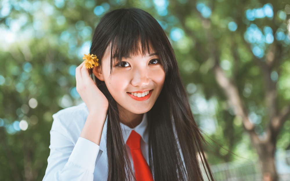 微笑着再见美女毕业照写真桌面壁纸