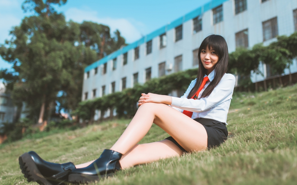 微笑着再见美女毕业照写真桌面壁纸