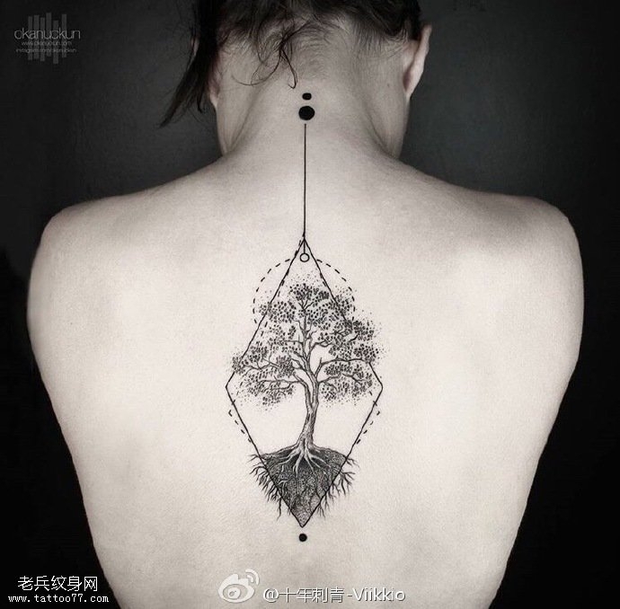 背部几何线条树纹身图案