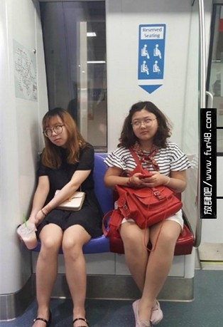 对面那两个妹纸好像看我很不爽！