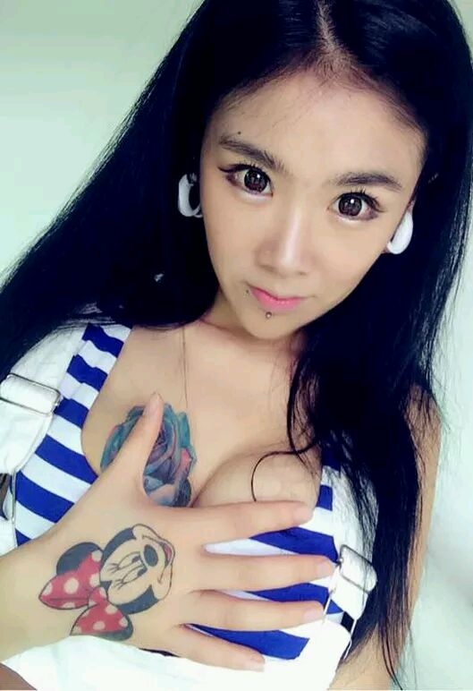 胸部玫瑰和手腕米老鼠纹身图案