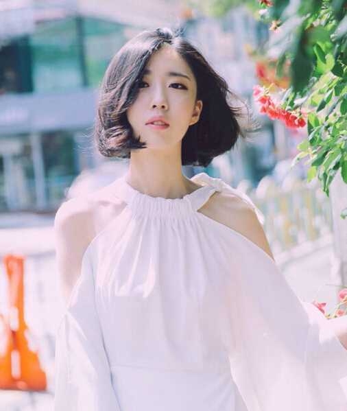 时尚短发烫发发型图片女