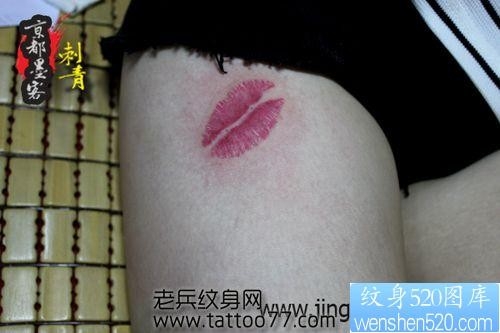 美女腿部好看性感的唇印纹身图片