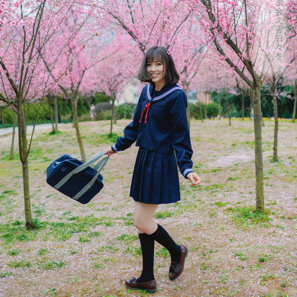 短发日系校服美女户外写真iPad4壁纸下载