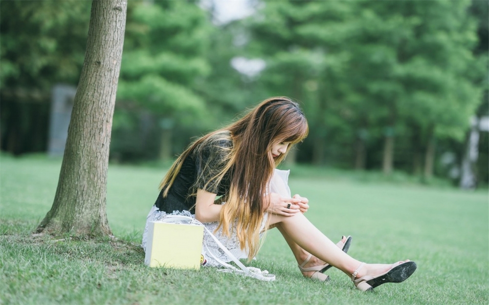 长发美女性感妖娆桌面壁纸