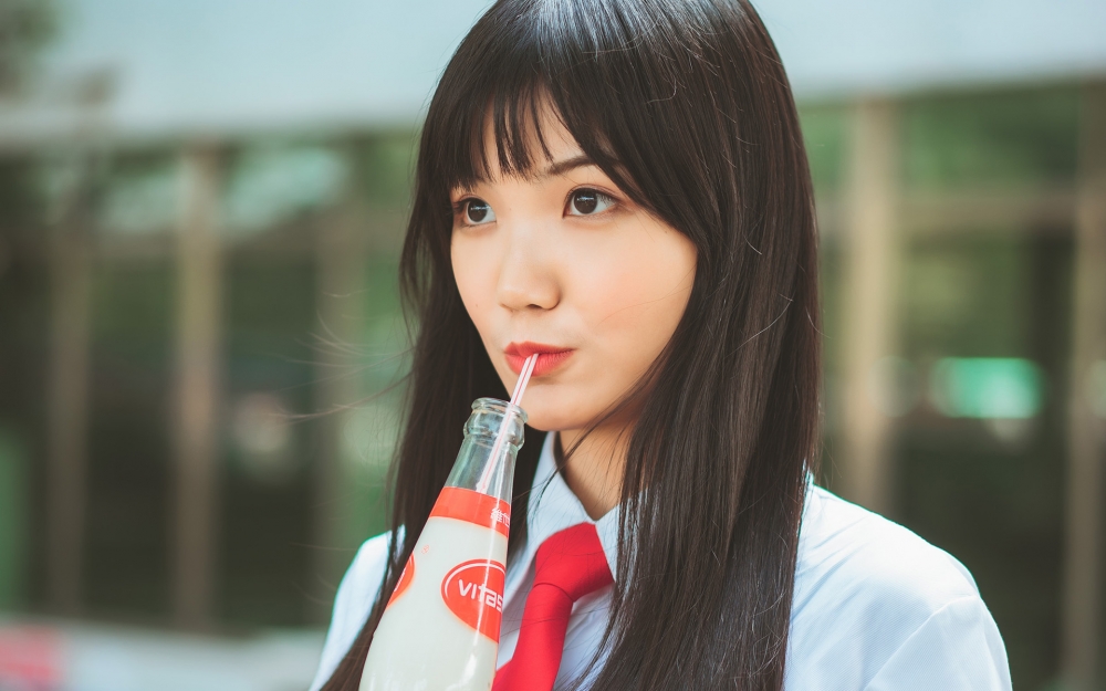 微笑着再见美女毕业照写真桌面壁纸