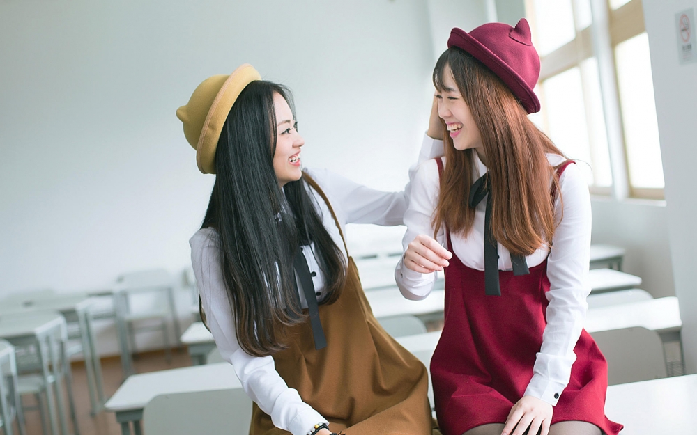 校园可爱美女闺蜜高清宽屏壁纸