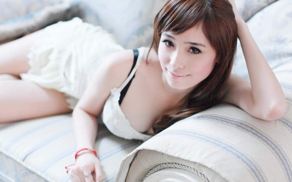 身材火辣的蕾丝女神电脑桌面壁纸