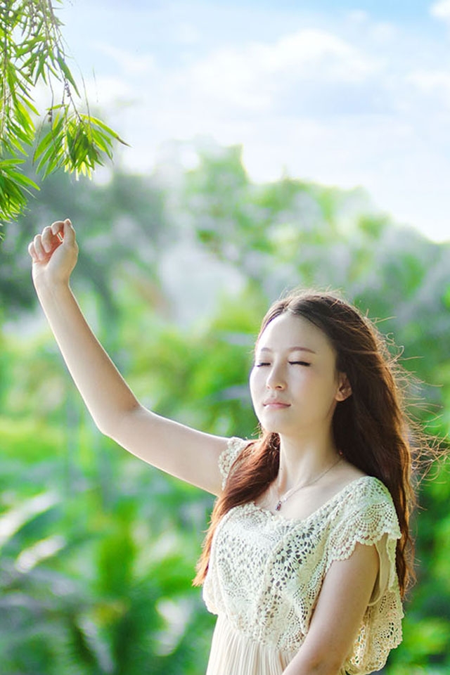 逆光的八月主题系列美女写真高清手机壁纸2下载