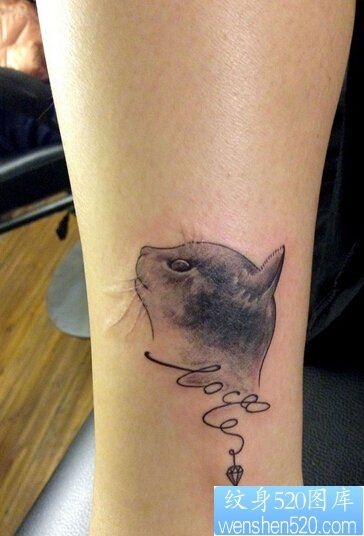 一款脚踝猫咪纹身图案