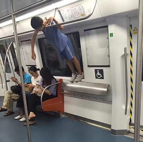熊孩子你是用生命在坐地铁啊